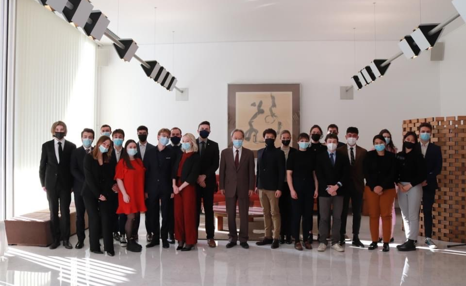 Photographie des membres du CINUP et de l'mabassadeur du Japon à l'ambassade du Japon